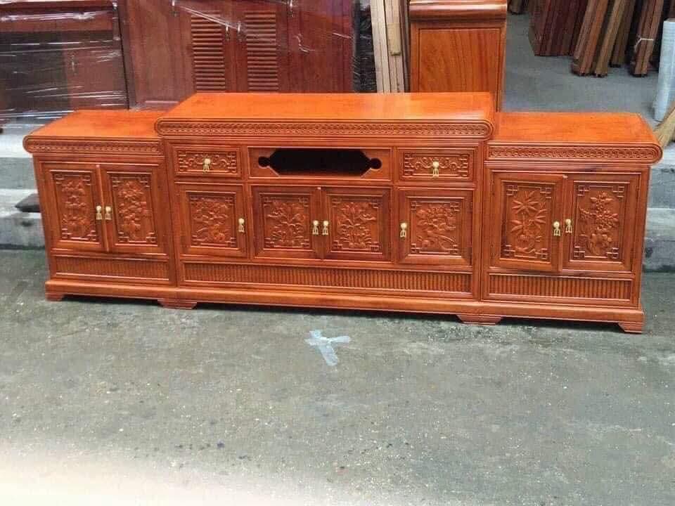kệ 3 cục gỗ hương đá,mặt lồi giữa phù hợp mọi kích thước tivi