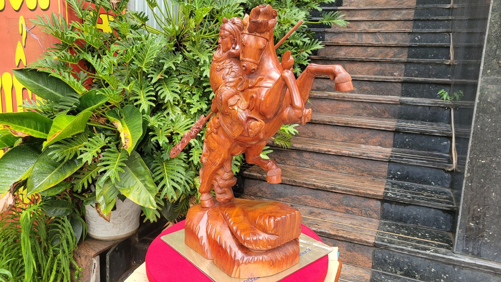 tượng quan công cưỡi ngựa gỗ tự nhiên nguyên khối