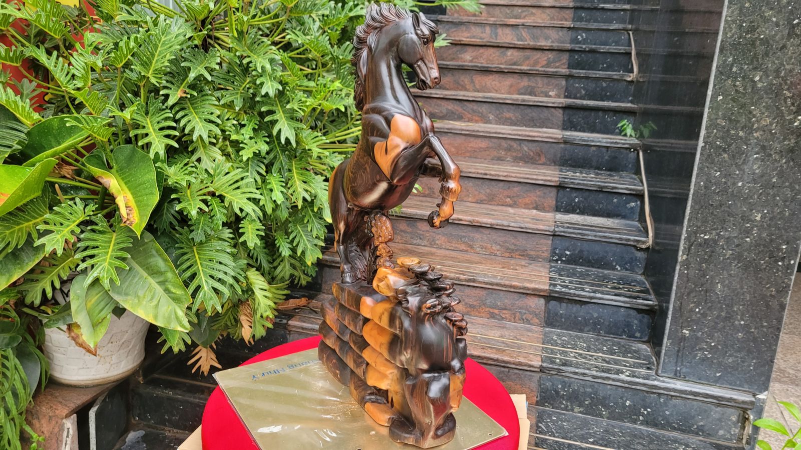 tượng ngựa đứng đẹp từ chất gỗ đến đường nét trạm khắc