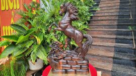 Tượng ngựa đứng gỗ mun-ý nghĩa phong thủy may mắn tài lộc 
