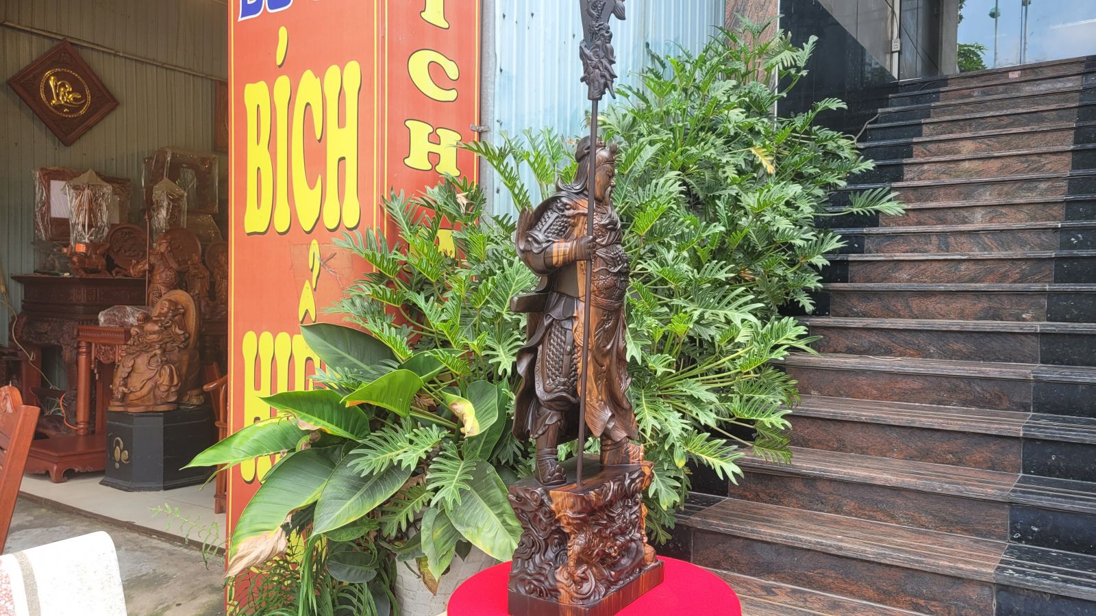 tượng quan công đứng chống dao gỗ mun hoa