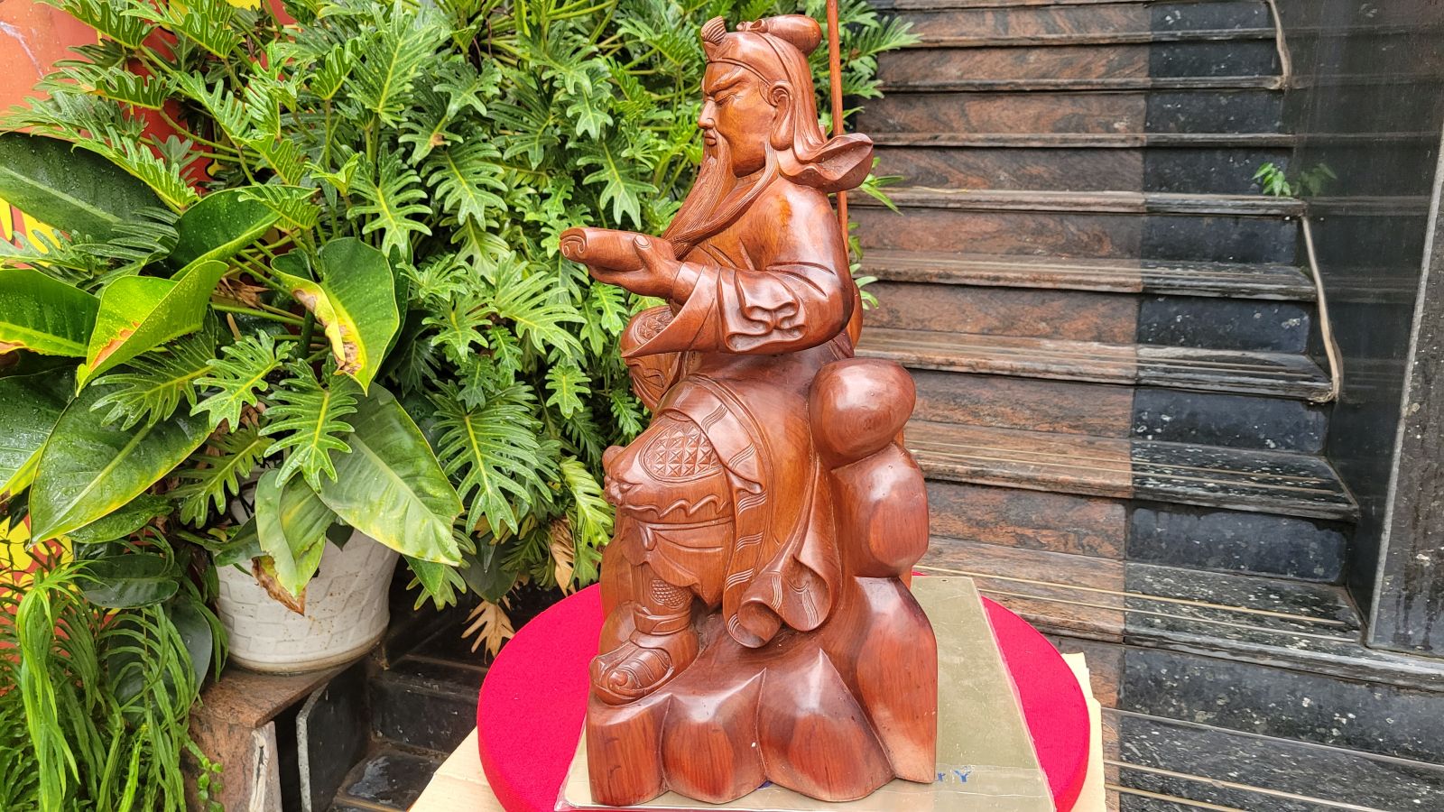 tượng quan công đọc sách gỗ hương ta nguyên khối