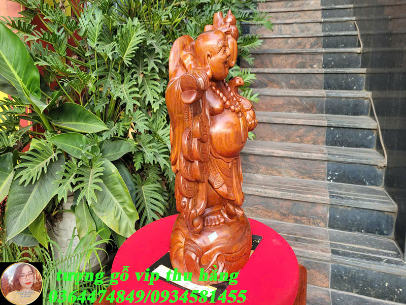 trạm khắc tinh xảo, đường nét mềm mại